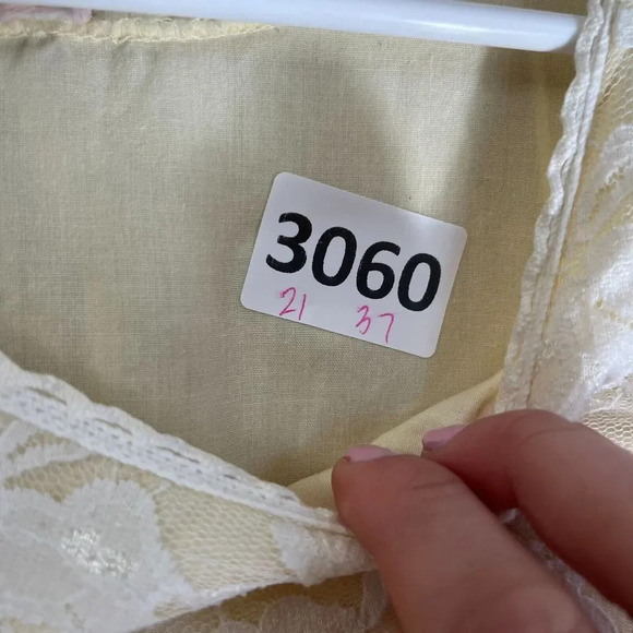 Vtg Womens Yellow Cream Night Dress Lace Front Tie Bow Pullover Sleeveless M/L - Picture 12 of 13